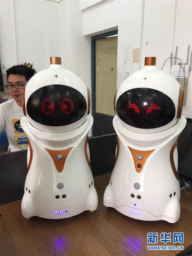智能陪护机器人 守护空巢老人的安全与尊严